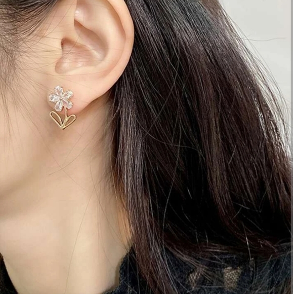 🌼🌼NEW🌼🌼Beautiful Flower Earrings with 925 Silver Posts - Picture 3 of 13